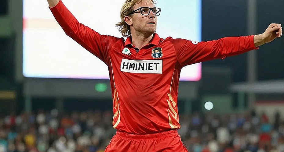 মিরপুরে কুড়ি রান: ওয়ার্নারের সেঞ্চুরি যেভাবে ঢেকে দিল অস্ট্রেলিয়ার আসল পরাজয়